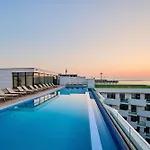 Maddy's Beachfront In Infinity Pool&spa 公寓 马马亚