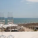 Maddy's Beachfront In Infinity Pool&spa 公寓