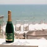 Maddy's Beachfront In Infinity Pool&spa 公寓 马马亚
