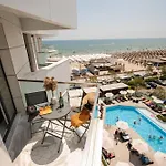 Maddy's Beachfront In Infinity Pool&spa 公寓 马马亚