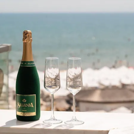 Maddy's Beachfront In Infinity Pool&spa Appartement Mamaia