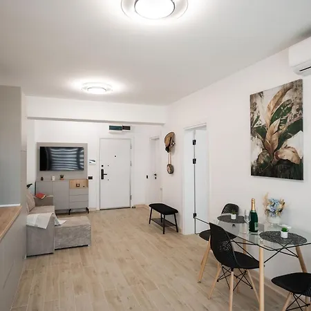 Maddy's Beachfront In Infinity Pool&spa * Mamaia